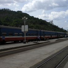 列車と乗降用のホームの様子です。