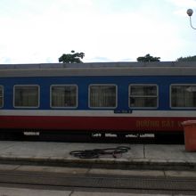 停車中の列車です。車中の乗客が飲食物を買うことが多いです。