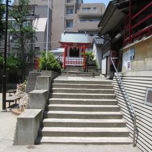 階段の上のお稲荷さん