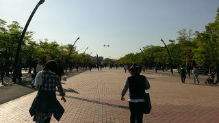 駅を出たらすぐ