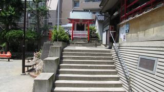 公園の一角に佇んでいます