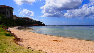 シュノーケリングには最高のビーチ。行った時はフェスもやってました。