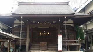 ビルの谷間にある地域に愛されているお寺