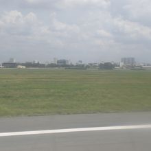 緑地帯の中に黒く等間隔に配置されている戦闘機の防護掩体です。