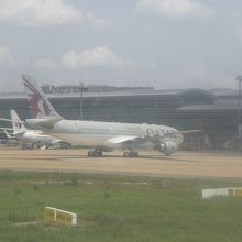 建物の前のエプロンに駐機している中東の国の航空機です。