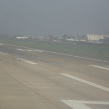 滑走路の様子とエプロンの駐機状況です。