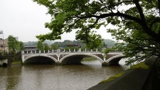 浅野川に架かる大きな橋