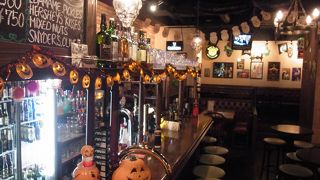 ポンプから汲んだビールを飲みにいくところ