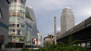 アソーク通りとスクウィンヴット通りの交差点にあるエクスチェンジタワーは大きく高く聳えています。