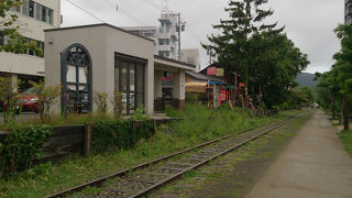 廃線となった線路の上をずーっと歩いていけます。