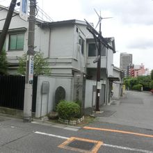 オリジン電気正門脇にある