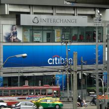 ＢＴＳアソーク駅から見た様子です。青色の鮮やかな色が映えます