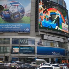 地上の交差点から見ると、青い外観が印象的に見えます。