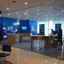 建物の内部です。Ｃｉｔｉ銀行が入っていて、青色が鮮やかです。