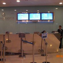 店内の受付カウンターです。明るい店内を象徴しています。