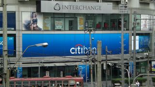 インターチェンジ２１ビルは、地下鉄ＭＲＴスクウィッヴィット駅と繋がっていて便利です。