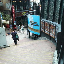 細い階段沿いに個性的なお店が並びます。