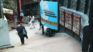 渋谷らしいお洒落な飲食店・雑貨屋が並びます