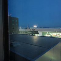 客室からの眺め。深夜の空港。