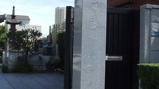 木造の阿弥陀如来立像がありますね。