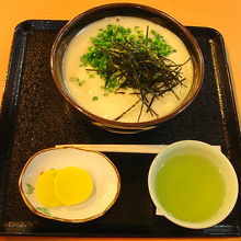 お茶の色を見てください。