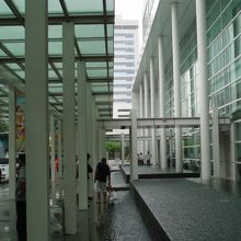 まるで空港みたいな正面車寄せ！