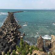 夫婦岩の向こうのテトラポッド