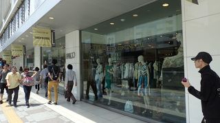 センスの良い洋服や雑貨が満載です。