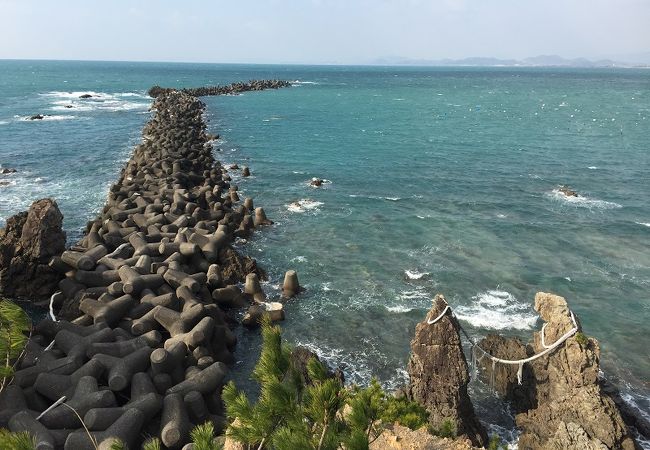 夫婦岩の向こうのテトラポッド