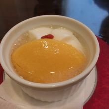 ランチの選べるデザートは杏仁豆腐とマンゴープリンのハーフ＆ハ