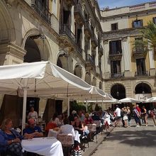 食事は(別な)広場に面したレストランで。多く人が並んでいる