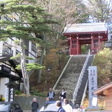 光泉寺の石段の横に旅館があります。