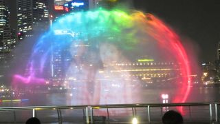 レーザーと光と噴水によるショウです