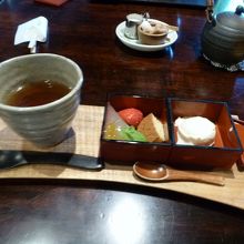 食後のデザートと飲みもの（コーヒーか紅茶）