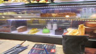 市場内のお店でランチ