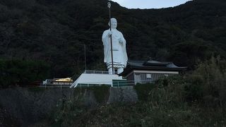 空と海と白い像