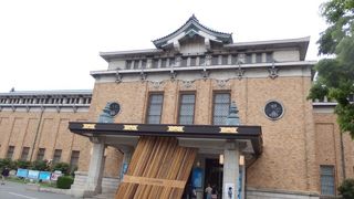 岡崎公園にある企画展公募展中心の大規模な美術館