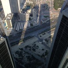 影を落とすエティハドタワーズ。