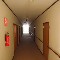 和室個室の廊下。ちょっと暗いです。