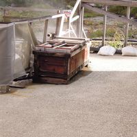 屋外にある蒸し箱です。蓋をあける時熱いので注意！