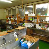 調理場。きれいです。棚に食材や調理具を置いておけます。