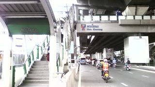 大きな市場や屋台街が広がる