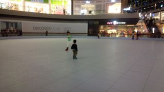 小さいですが、スケートリンクです。