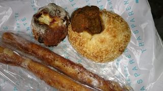 狭い店内です。人気のベーカリー