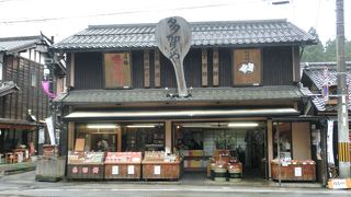 飴細工のように綺麗で優しい味のお餅