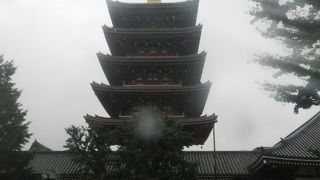 すらっと立つ五重塔