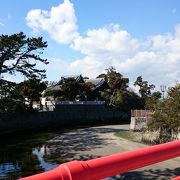 神社と岩場