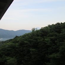 客室(富士側)から、富士山の先っぽが見えました。