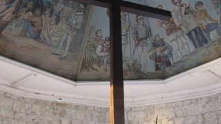 セント・ニーニョ教会のすぐ隣にある、奇跡を呼び万病を治すというマゼランが造った十字架です。