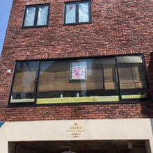 このビルの１階です。新しいからすぐに分かると思います。